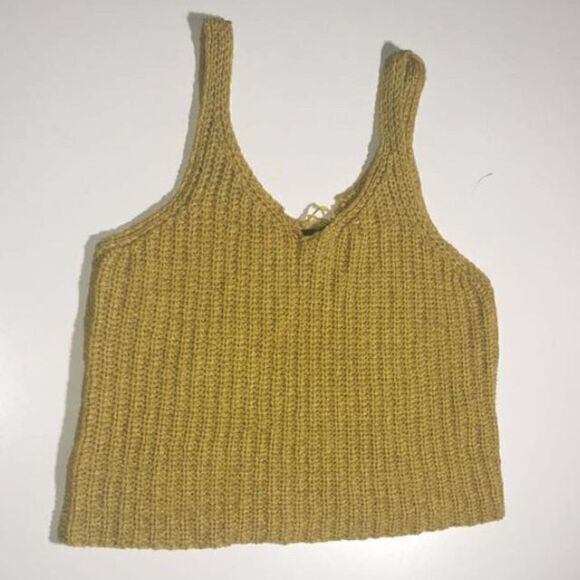Moon & Madison Crochet Crop tank - Picture 2 of 3